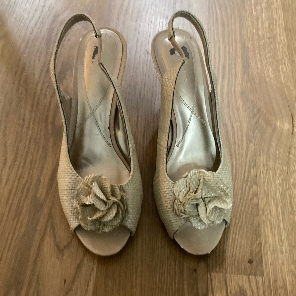 Naturalizer Women’s Tan Open Toed Weaved Floral Charm Heels